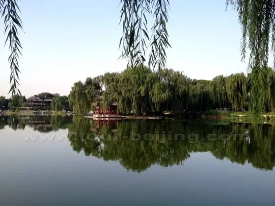 Taoranting Park boast green trees and beautiful gardening.