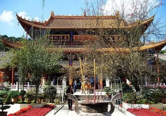 The Mahavira Hall (Da Xiong Bao Dian) houses the 500 Human-sized Arahats