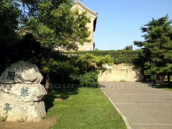 The Taoran Pavilion and Cibei Nunnery are located in the southwest corner in the Mid-Lake Isle