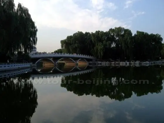 The Xiehu Bridge connects the Mid-Lake Isle with the bank.