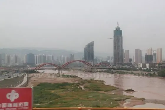 The Yellow River cuts through the city from west to east in the city of Lanzhou1.