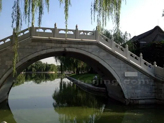 The Yunan Bridge connects the bank with the Mi-Lake Isle.