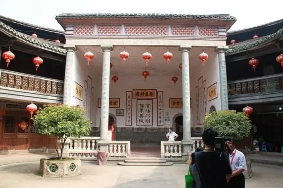 The ancestral in the center bears some Greek style columns with western enfluence.