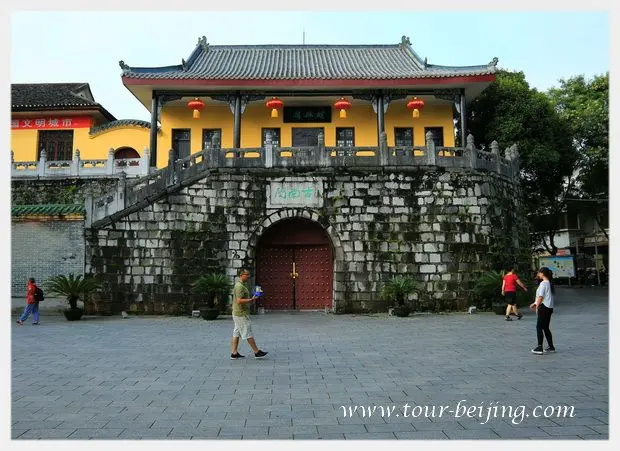 Stroll around Shanhu Lake and Ronghu Lake in Guilin (Tips, Photos & Map)