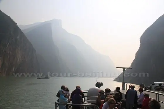 The boat approached the entrance to Qutang Gorge.