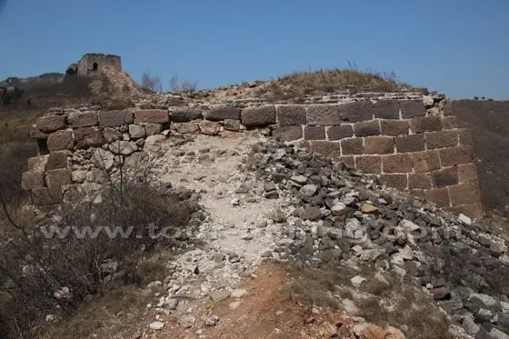 The bricks in the wall are in pieces