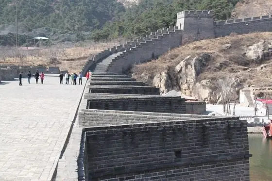 The bridge is flanked by the buttresses in the rhombus shape.
