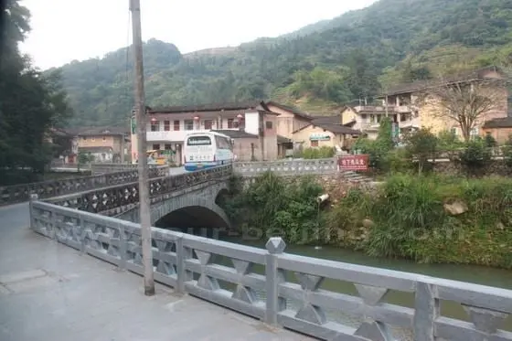 The clay buildings in Taxia Village are built evenly along the banks of the river passing through the village