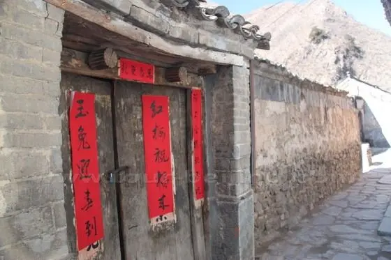 The doorway decorated with couplets