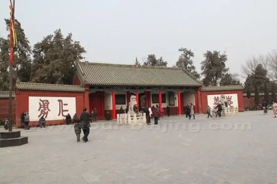 The entrance to Guanlin Temple