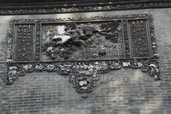 The exquisite stone carvings on the wall