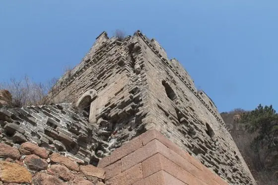 The first fort is over us, the largest on our hike up to the top.