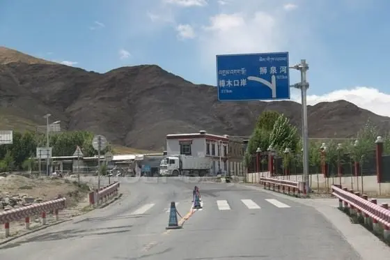 The fork roads to Zhangmu and to Ali Region are met in Lhatse