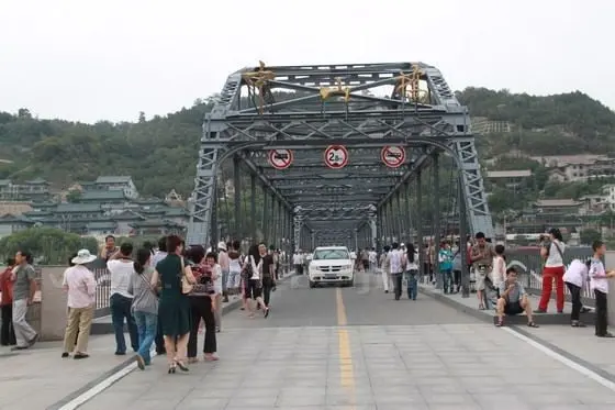 The front of the Zhongshan Bridge