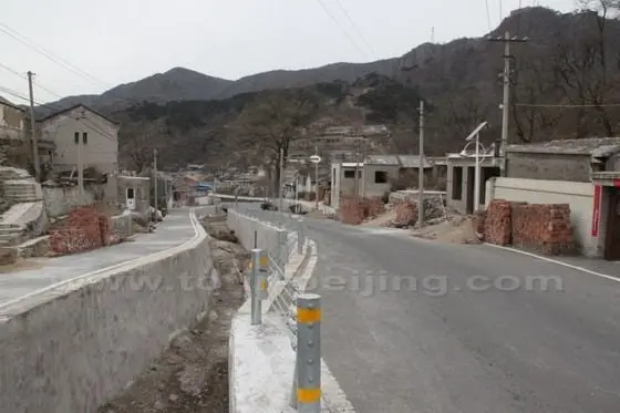 The gully and the main road go shoulder to shoulder sandwiched by the village houses on the two sides.