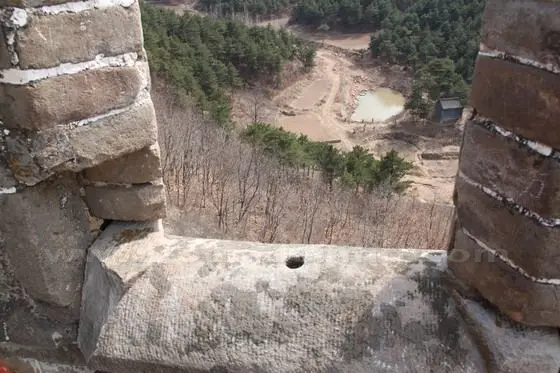 The hole on the battlement is to hold a crossbow.
