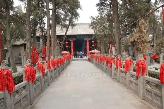 The holy way leading to the temple housing the statue of Guanyu