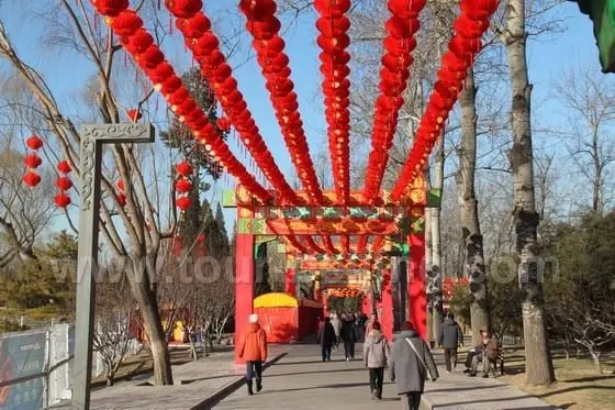 The main roads along the lake inside the park, have been colorfully decorated with numerous lanterns.