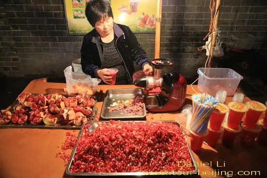 The making of fresh pomegranate drinks