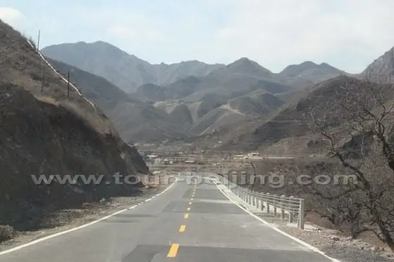 The newly built county-level highway is of high quality.