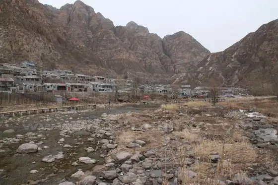 The pearl lake, the village and the mountain unfolds a beautiful picture of a primitive simplicity.
