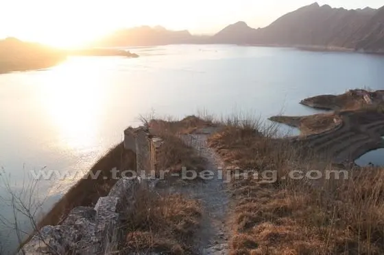 The reservoir and the Great Wall turns golden under the fresh sunshine.