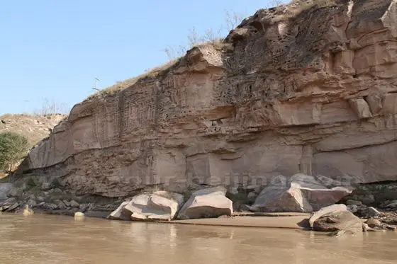The river bank has numwerous carved patterns and trails1
