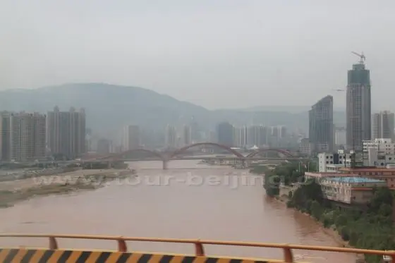 The shuttle bus passes through the bridge over the Yellow River.