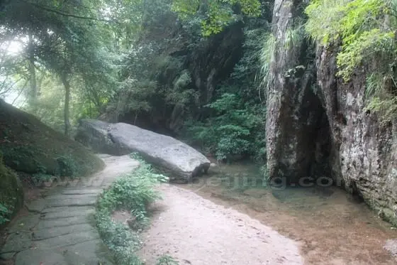 The slab paved road parallelled the Zgangtang Booklet, shady, clean and quite.