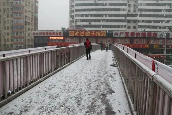 The snow on the flyover
