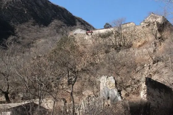 The stone houses are on the west hillside.