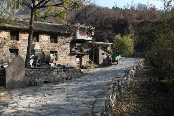 The stone houses, stone paved roads