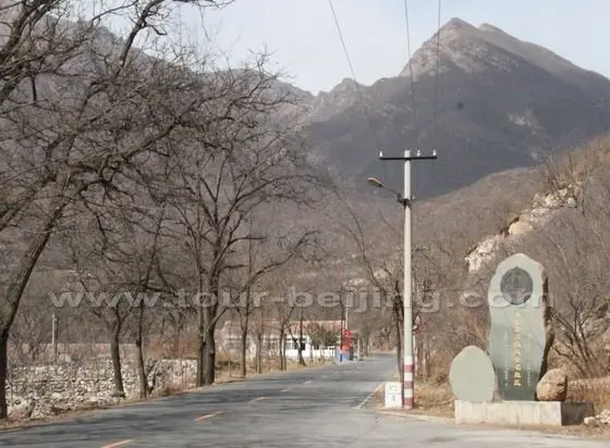 The stone stela stands by the road reminds people that it is inside Lingshan Mountain.