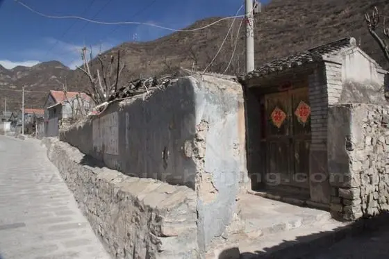 The street wall and a door of one coutyard in the village.