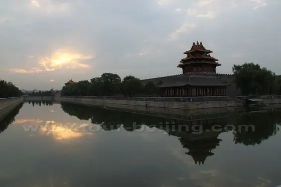 The sun defies the blocking of the clouds and gives out radiant rays.1
