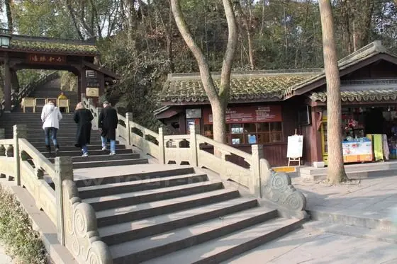 How to Visit Liuhe Pagoda