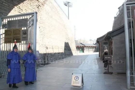 The two Ming soldiers are standing by the entrance.