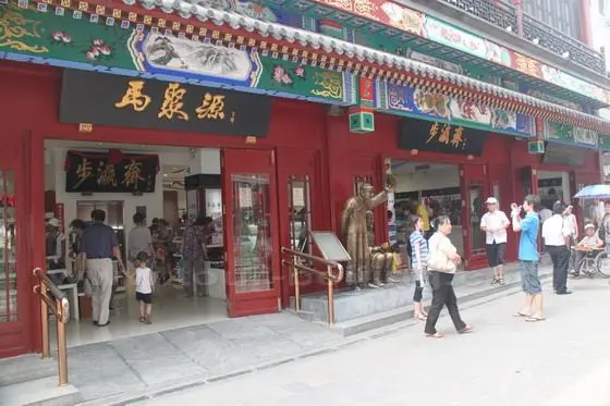 The two time-honored shops selling hats and shoes inside Dashilan Area