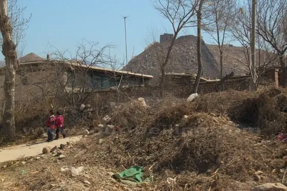 The two village kids are born with the Great Wall