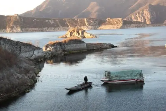 The underwater great wall pass is behind him