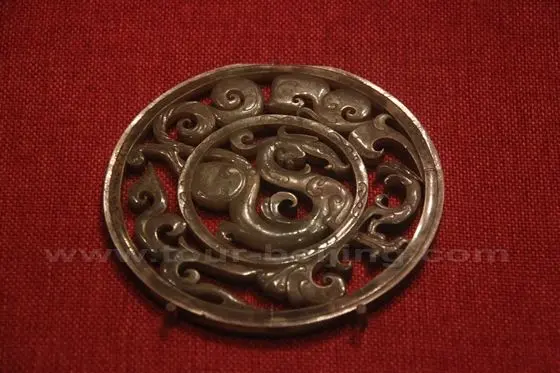 The unearthed jade carving