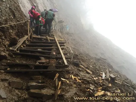 The walkway down to the valley bottom