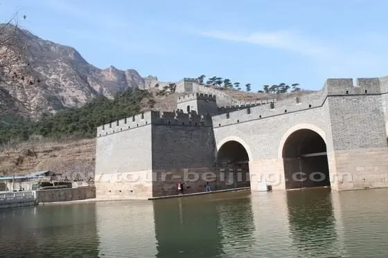 The wall bridge has two inner cities at its two ends