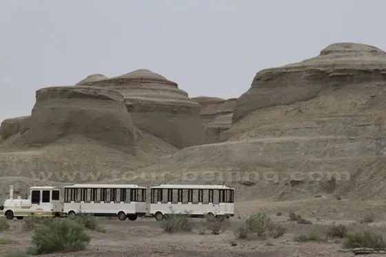 The wheeled train is waiting by the -steep Hill-.
