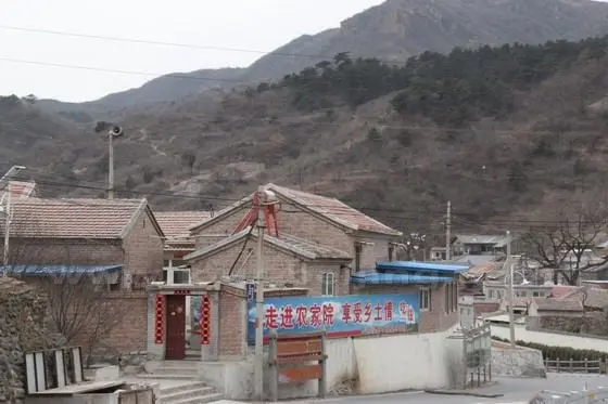 This household offers dining and accommodation for visitors and pilgrims.