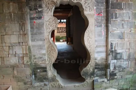 This is the door which was used to shape a girl by the family of Zou in selecting a daugher in law