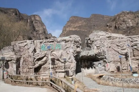 This is the entrance to Longmenjian Canyon. We are only visitors today and enjoy free tickets.