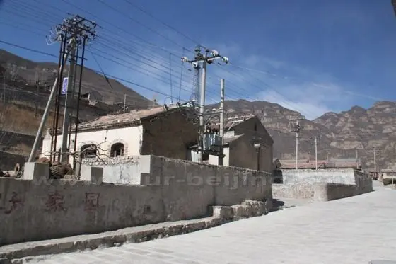 This is the northern end of the village connecting Huangcaoliang in the north.