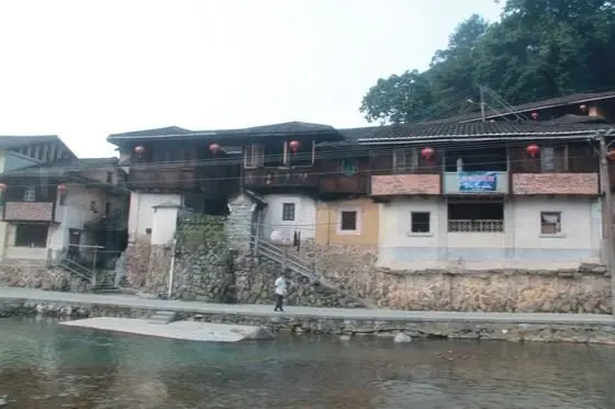 This village also has a kind of wood and brick buildings similar to those in the countrysides in Zhejiang.