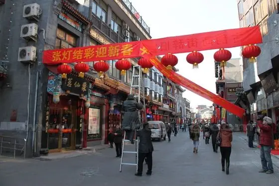 Ths street managment staff were putting up the banner to welcome the dragon new year 2012